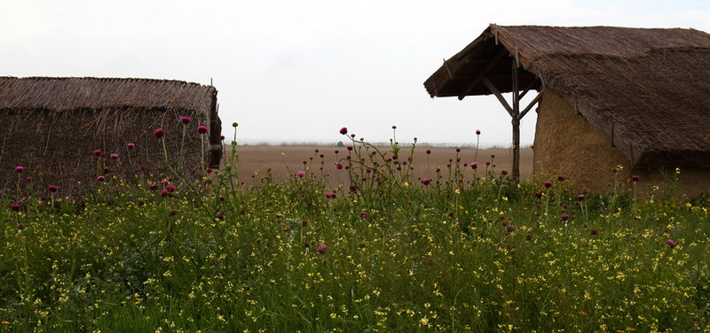 11-land-und-leute.jpg - In den kleineren Dörfern sind noch sehr viele Häuser aus Lehmziegel gebaut.