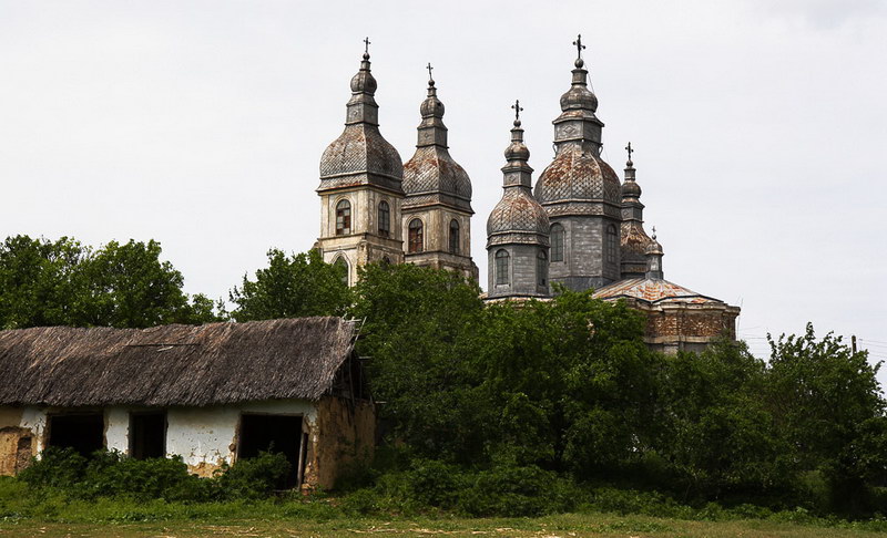 15-land-und-leute.jpg - Neben sehr vielen kleinen und wunderschönen Kirchen sind auch immer wieder Ruinen von Gotteshäusern zu sehen. Erinnert ein wenig an Dracula :-)